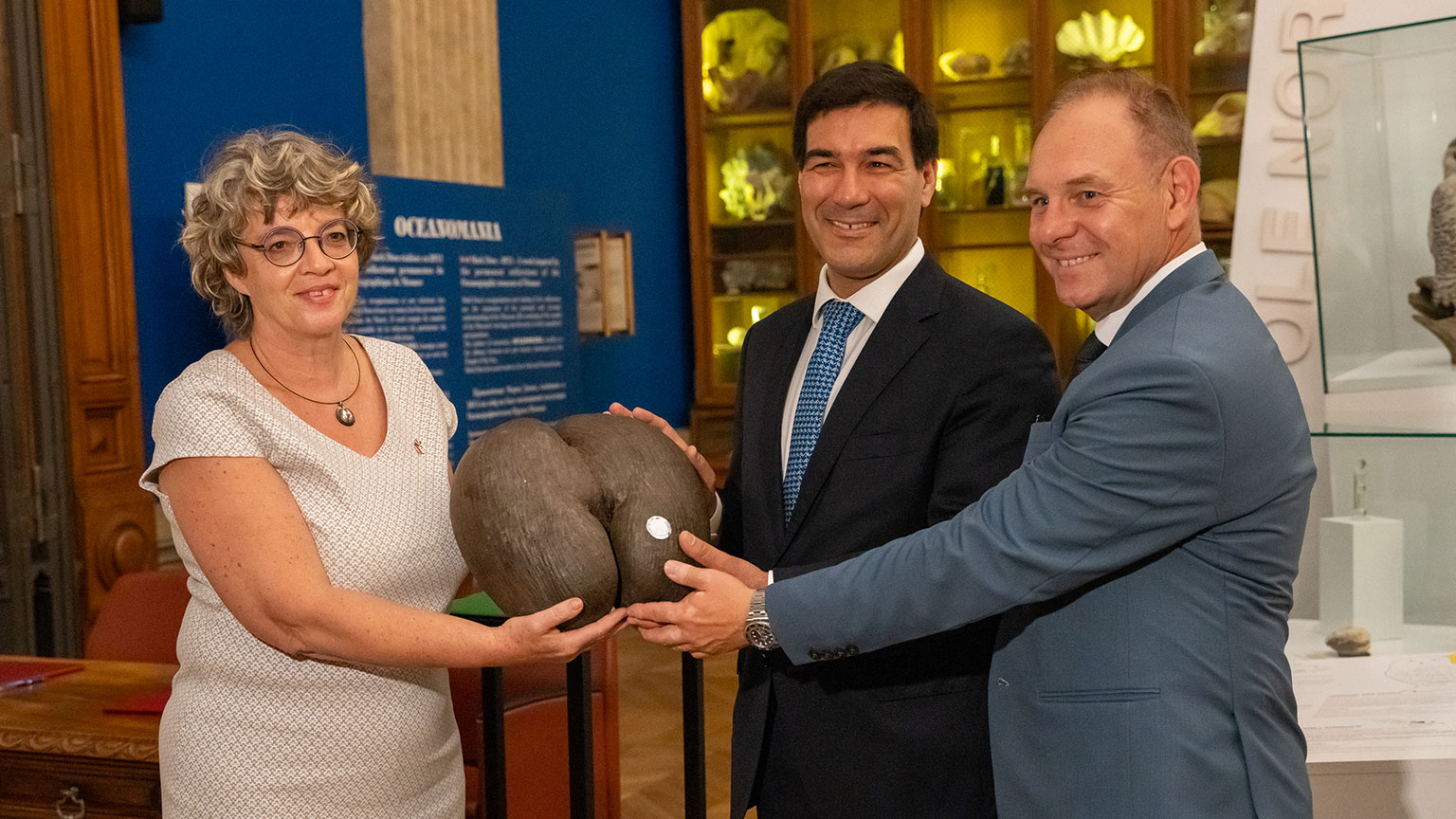 Remise du coco de mer par l'ambassade des Seychelles au Musée oceéanographique de Monaco
