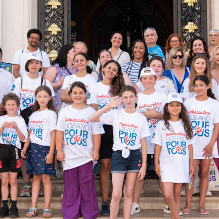 L'Institut océanographique accueille 11 familles du secours catholique dans le cadre de son programme Oceano pour tous - photo de groupe